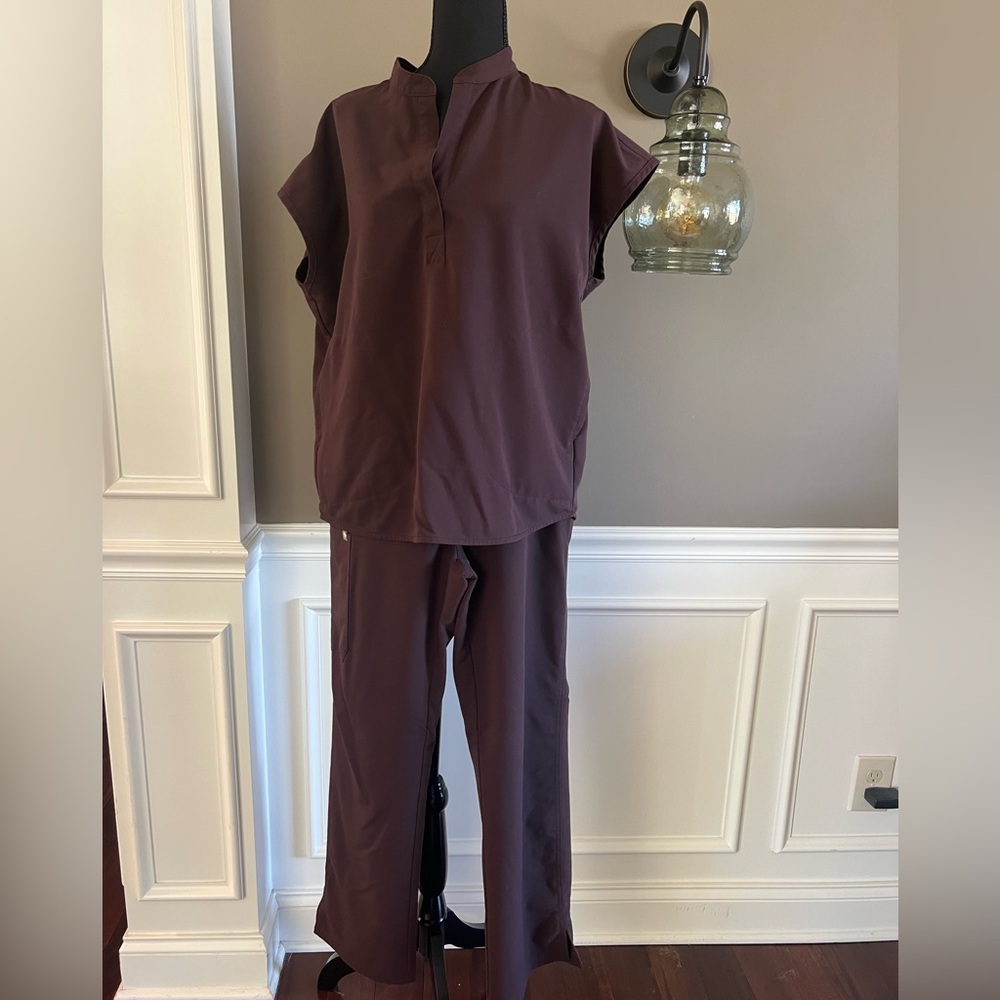 Rafaela oversized scrub set in Espresso, Sz M. Scrub set in dark brown color.